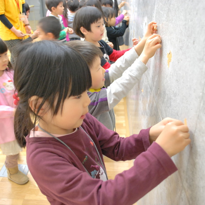 2011年4月17日（日）<br>「マスキングテープの壁画」<br>（幼児クラス）in東大