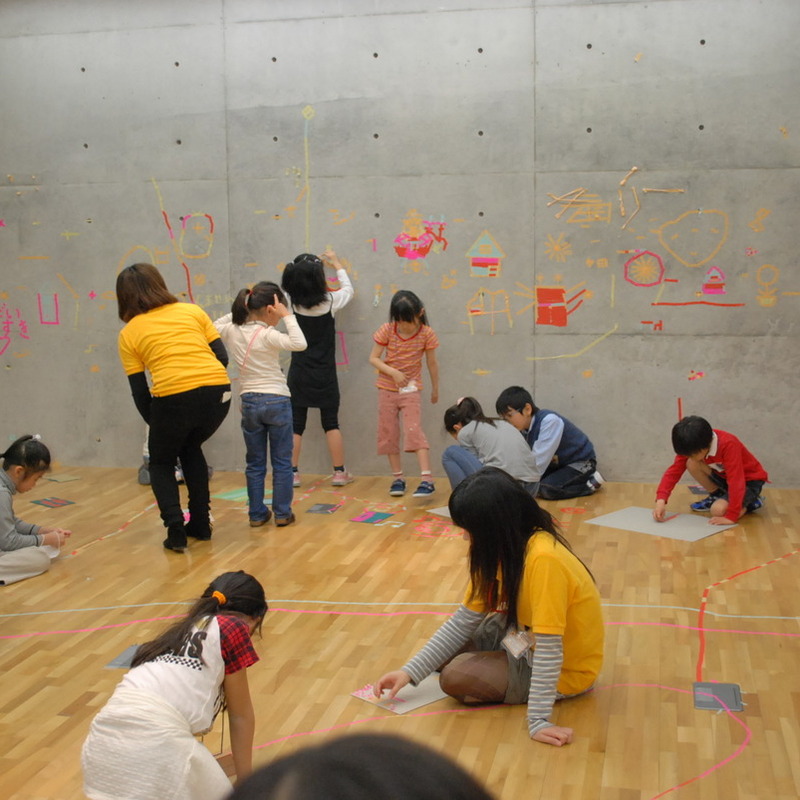 2011年4月17日（日）<br>「マスキングテープの壁画」<br>（小学生クラス）in東大